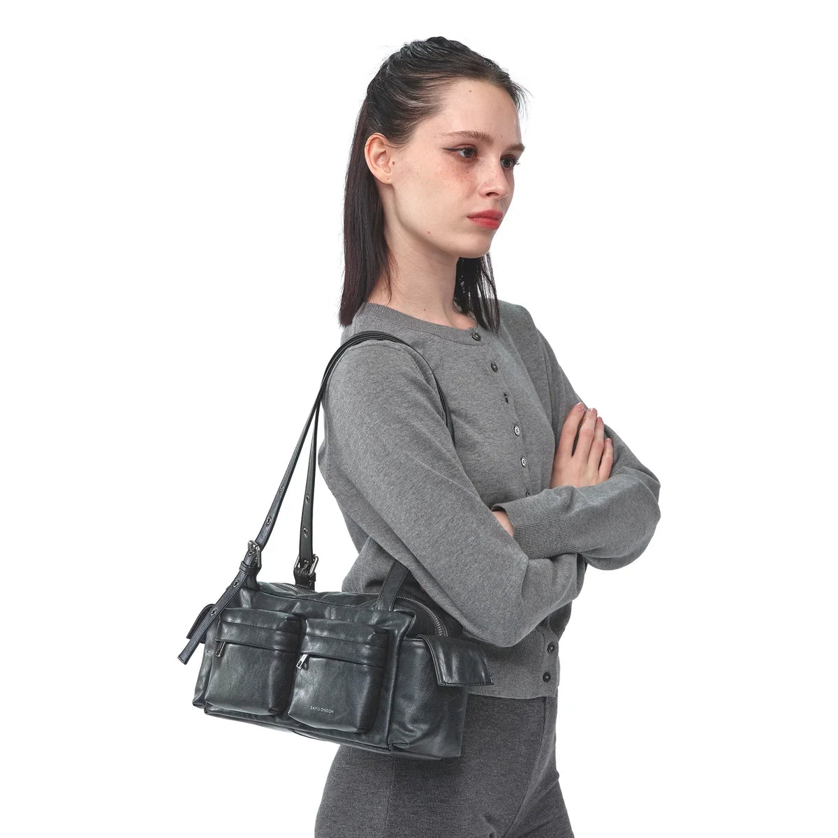 Model carrying the SAMO ONDOH Pocket Utility Bag M on the shoulder