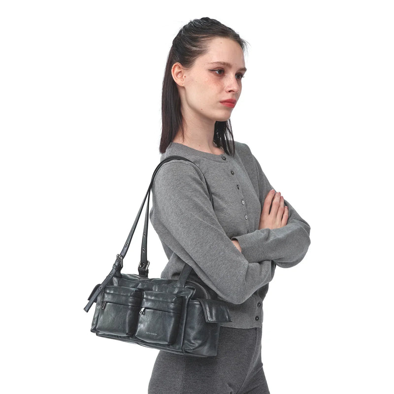 Model carrying the SAMO ONDOH Pocket Utility Bag M on the shoulder
