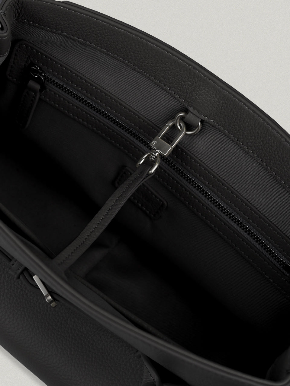 FOLNUA Havi Bag Black hardware detail
