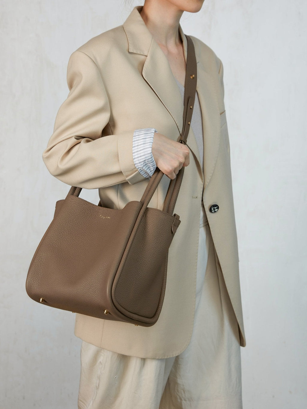 Songmont Large Song Bag Taupe - worn on the shoulder