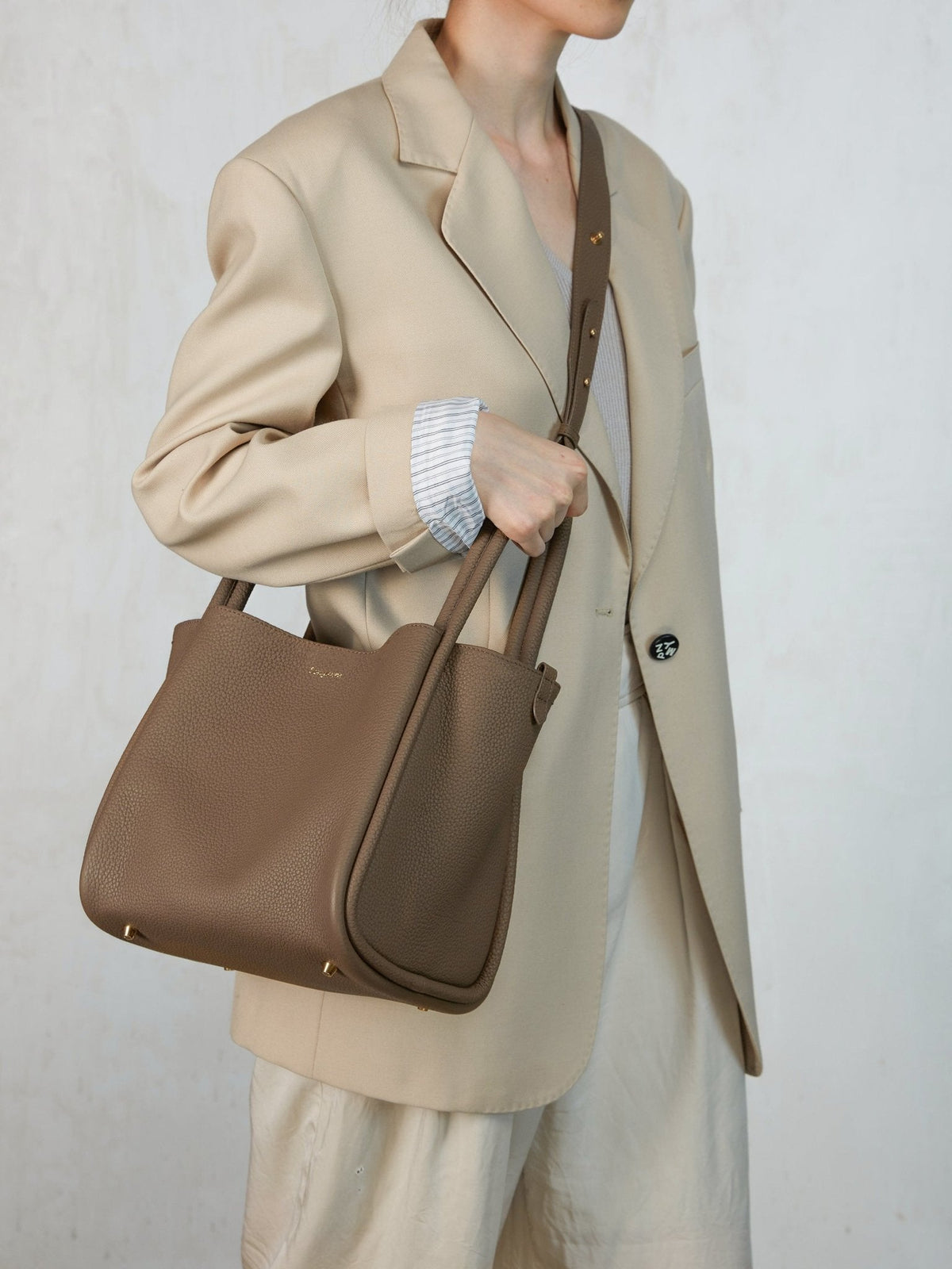 Songmont Large Song Bag Taupe - worn on the shoulder