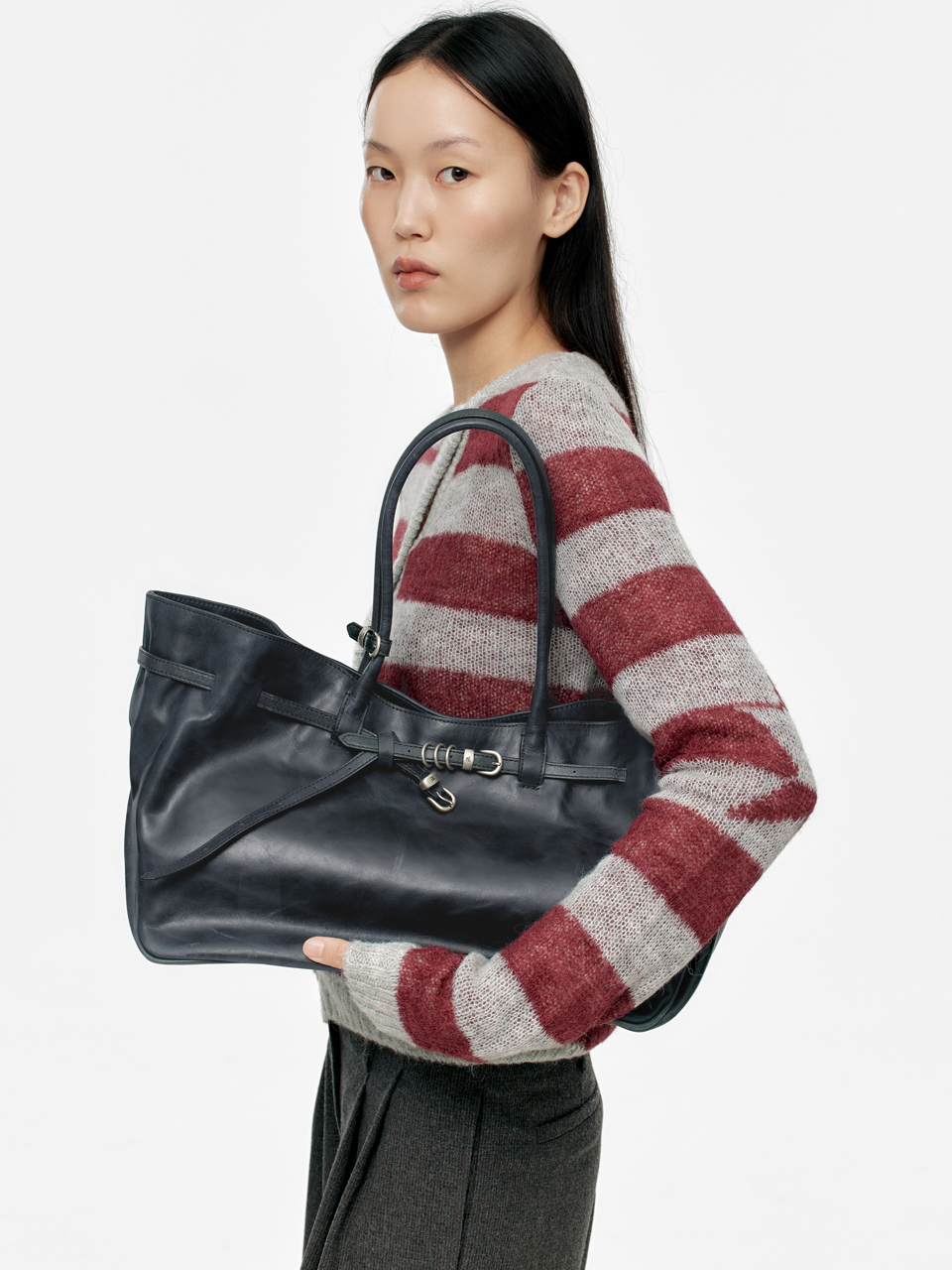 MARGESHERWOOD Grandma Used Bag Large - Navy Pull-up Leather