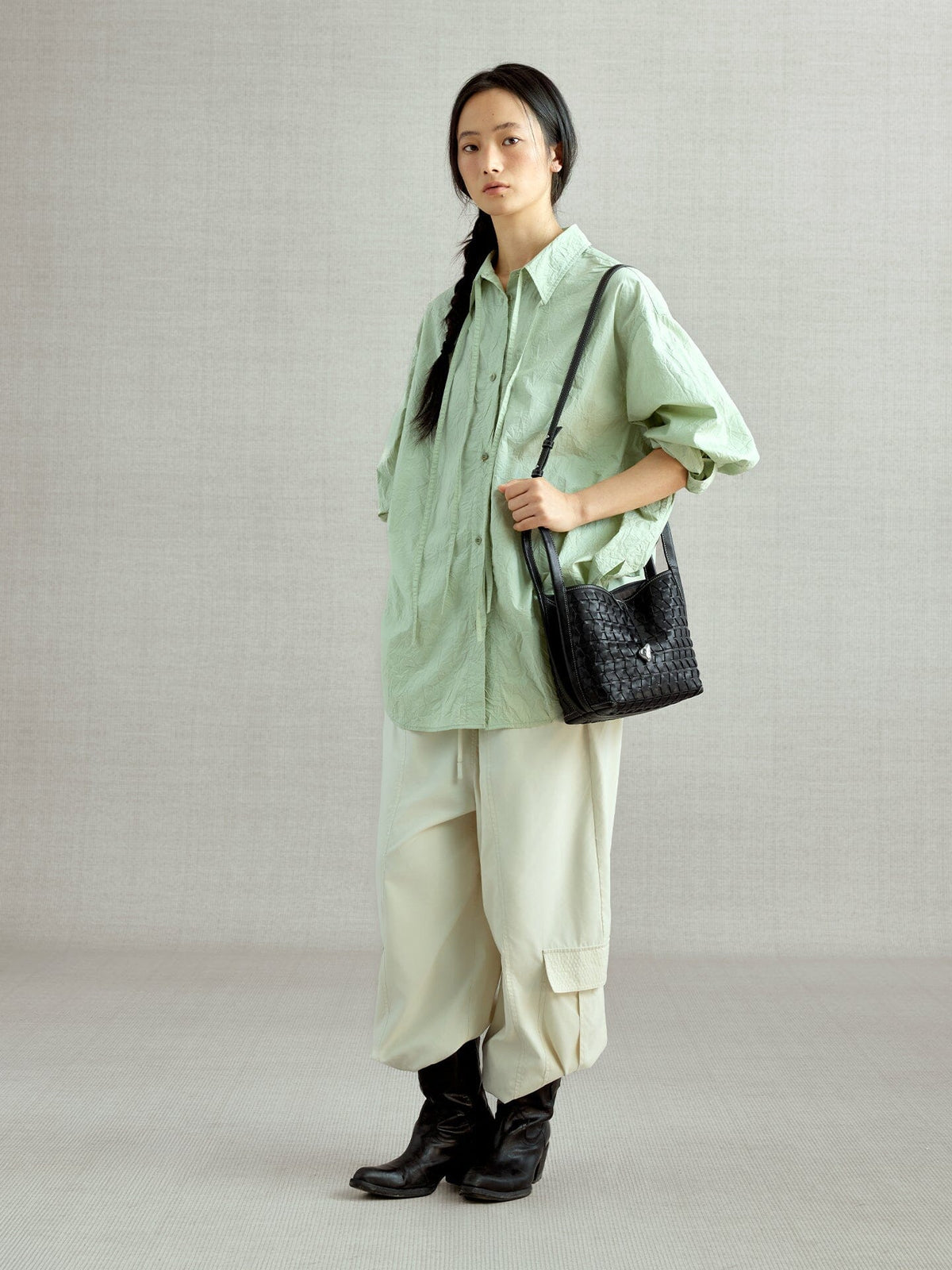 Songmont Lattice Bucket Bag Onyx - worn cross-body