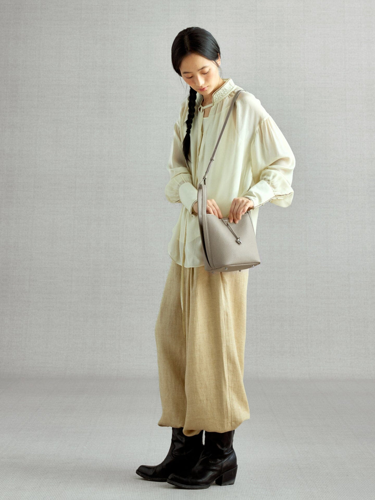 Songmont Song Bucket Bag Cobble - worn cross-body