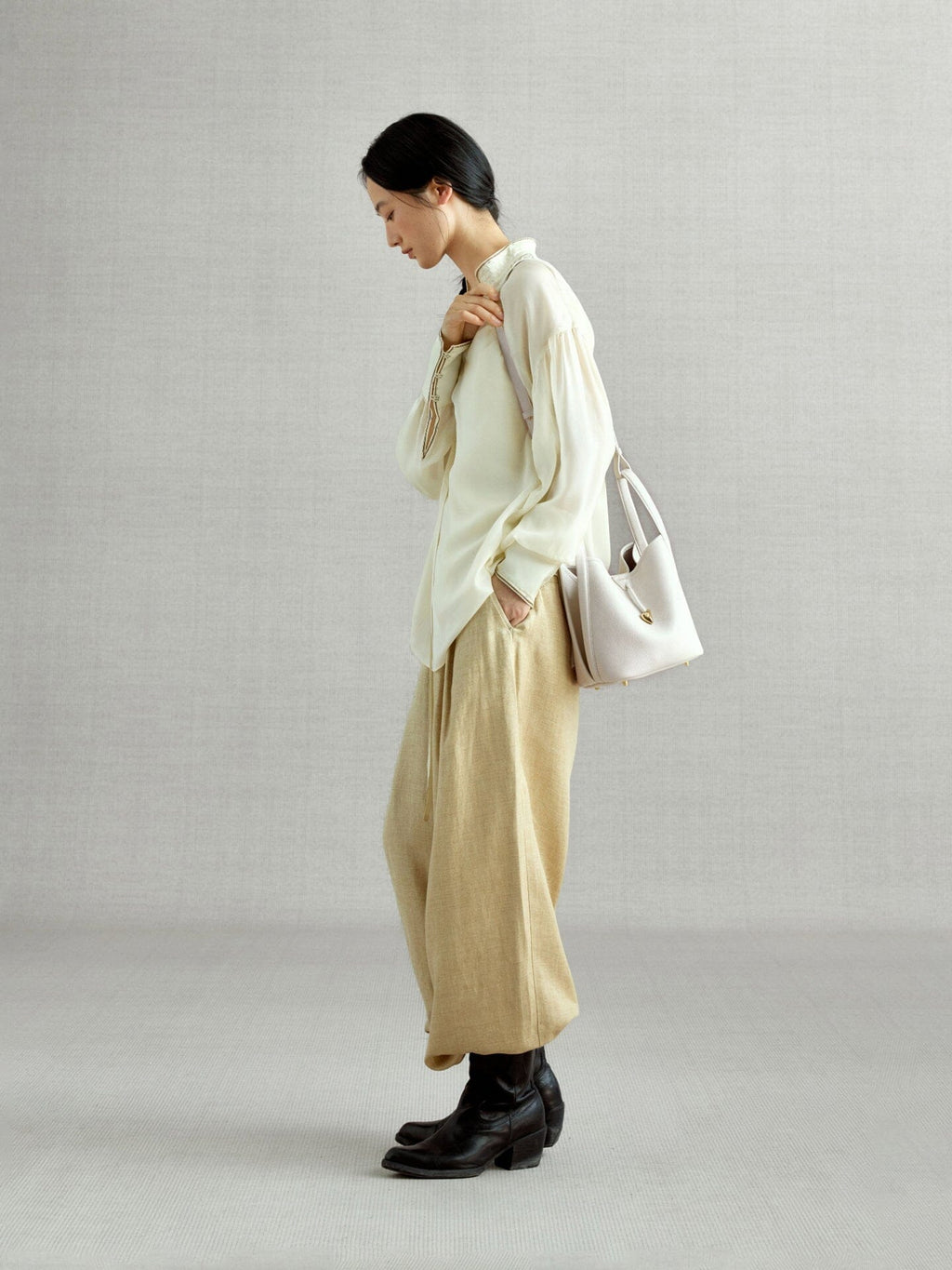 Songmont Song Bucket Bag Cloud - worn cross-body