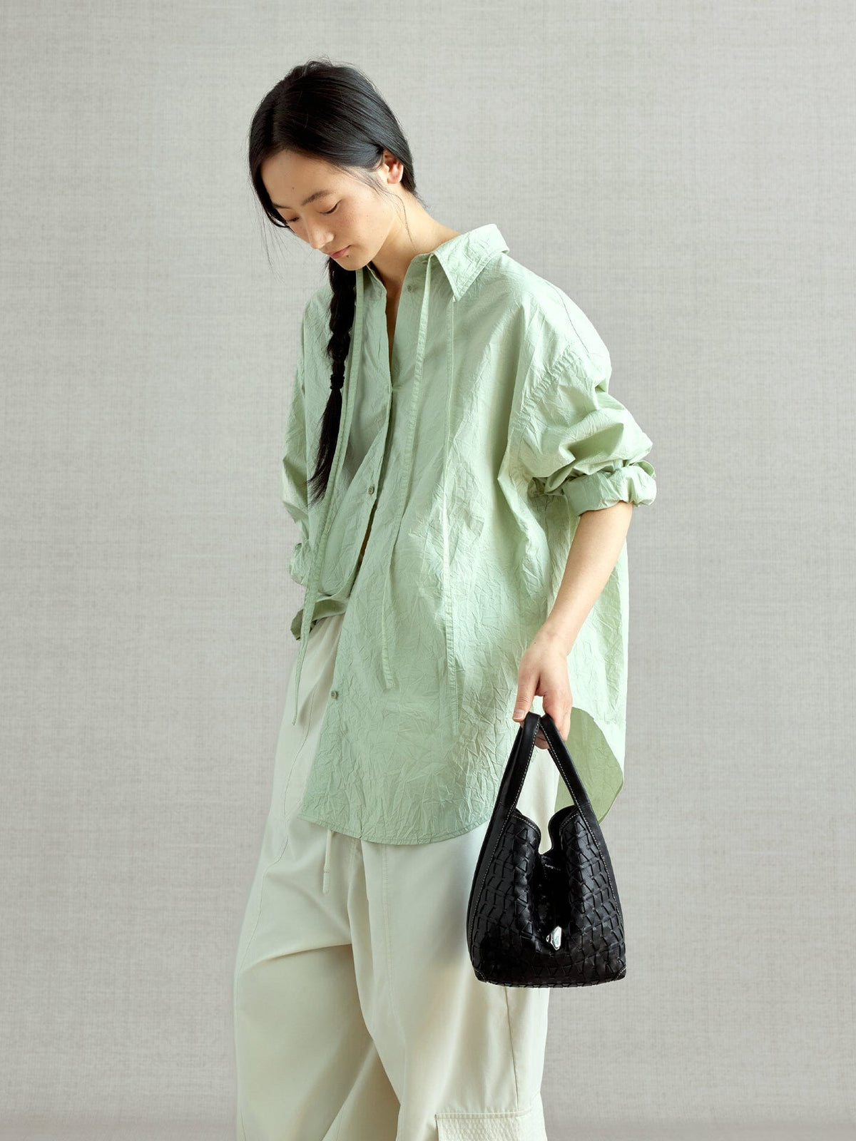 Songmont Lattice Bucket Bag Onyx - carried by hand