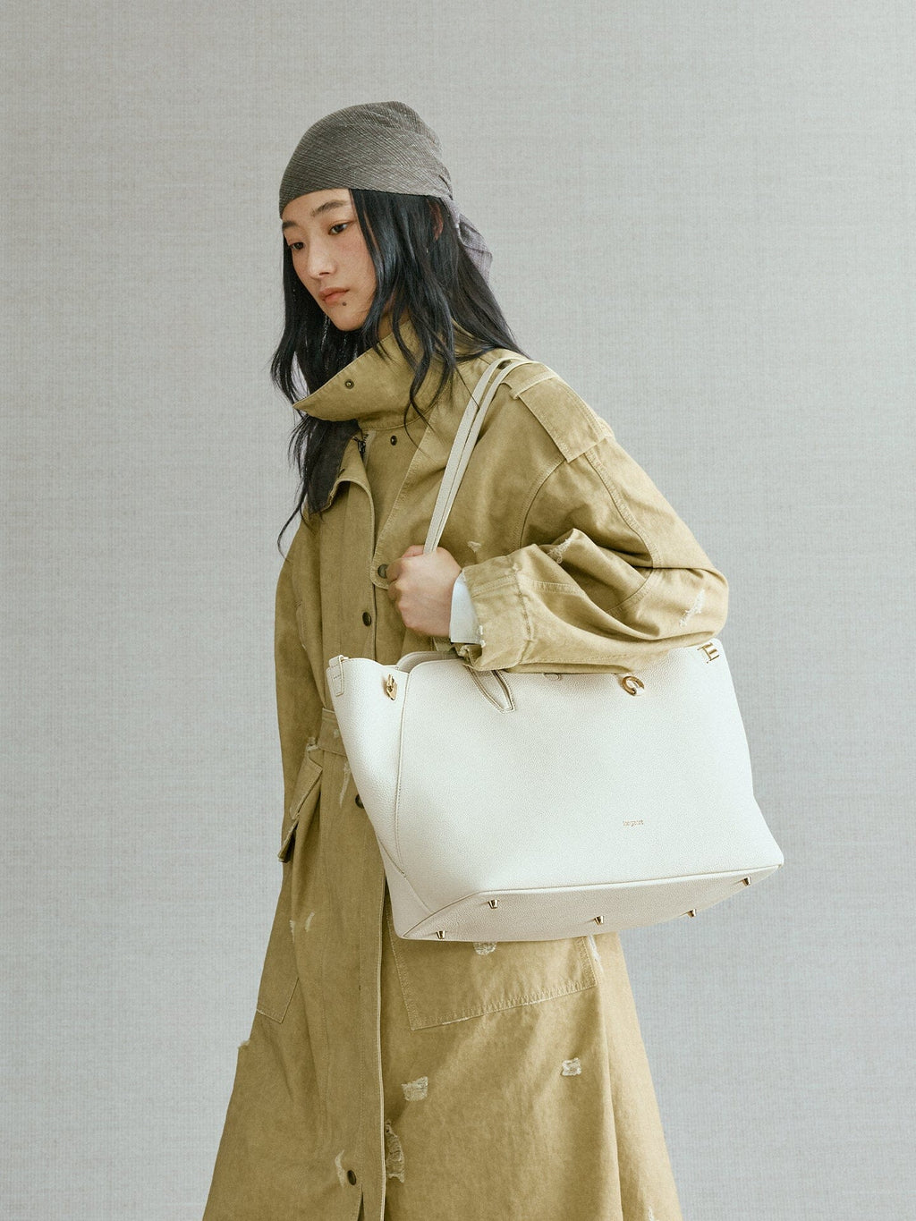 Songmont Large Yore Tote Bag Cloud - carried on the shoulder with a trench coat