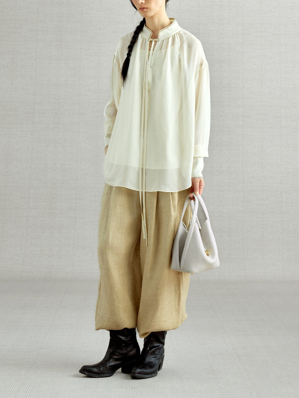 Songmont Song Bucket Bag Cloud - carried by hand