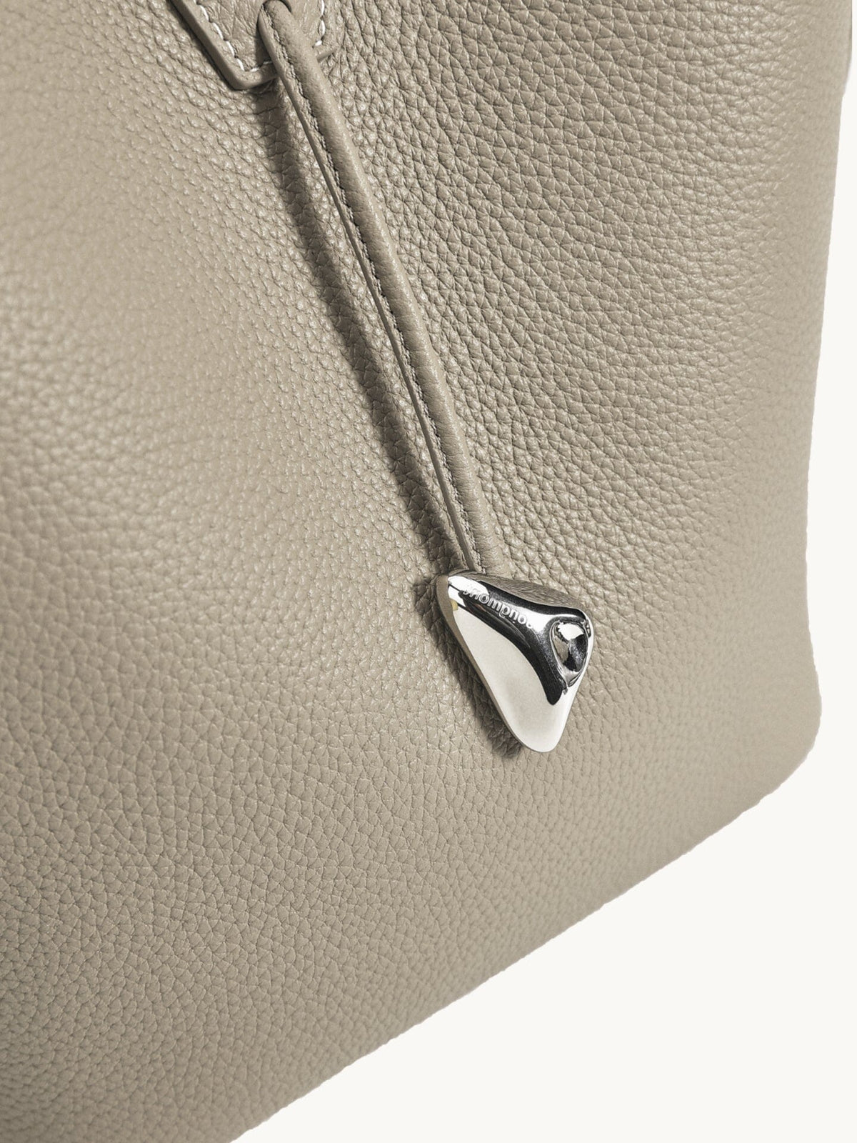 Songmont Song Bucket Bag Cobble - teardrop pull close-up