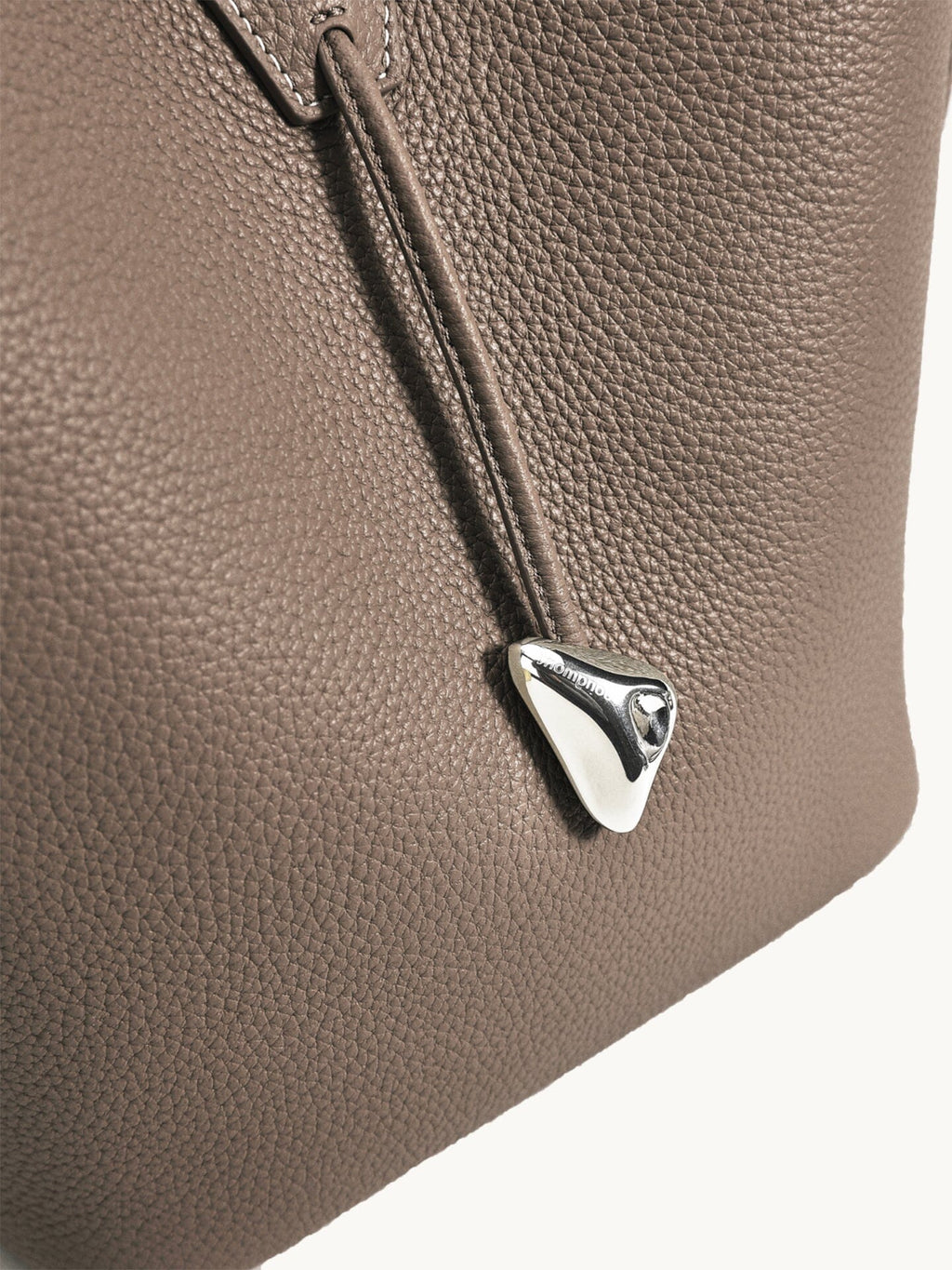 Songmont Song Bucket Bag Taupe - teardrop pull close-up