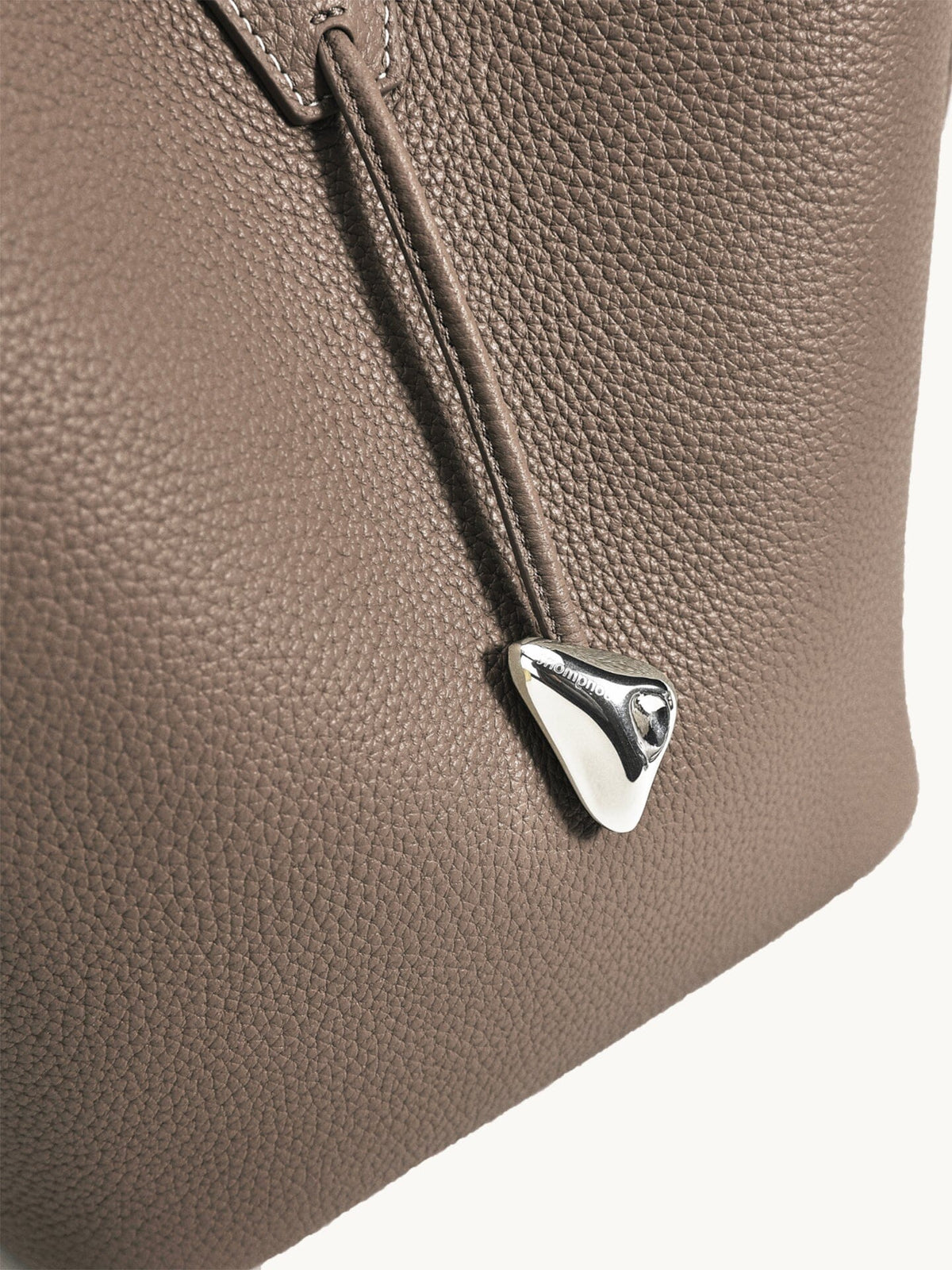 Songmont Song Bucket Bag Taupe - teardrop pull close-up