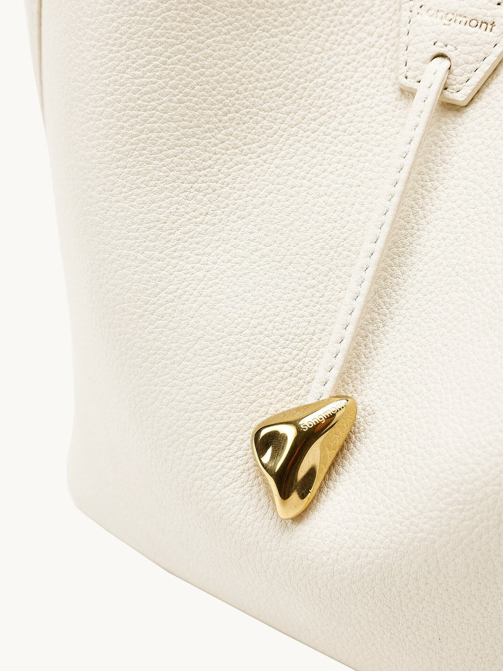 Songmont Song Bucket Bag Cloud - teardrop pull close-up
