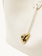 Songmont Song Bucket Bag Cloud - teardrop pull close-up