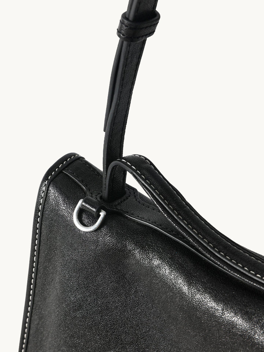 Songmont Small Shan Messenger Bag Onyx - close-up of the strap, silver ring and stitched edge
