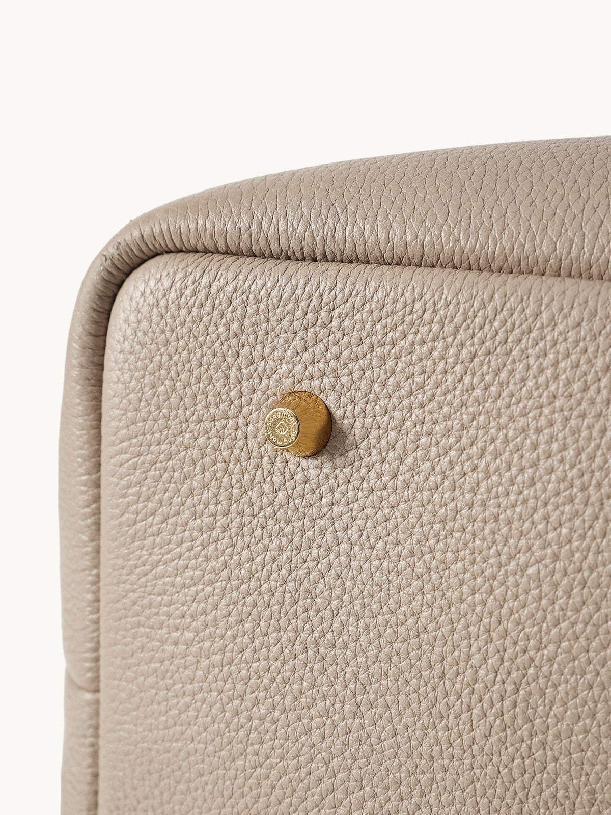 Songmont Large Yore Tote Bag Cobble - close-up of the grain and gold stud at the corner