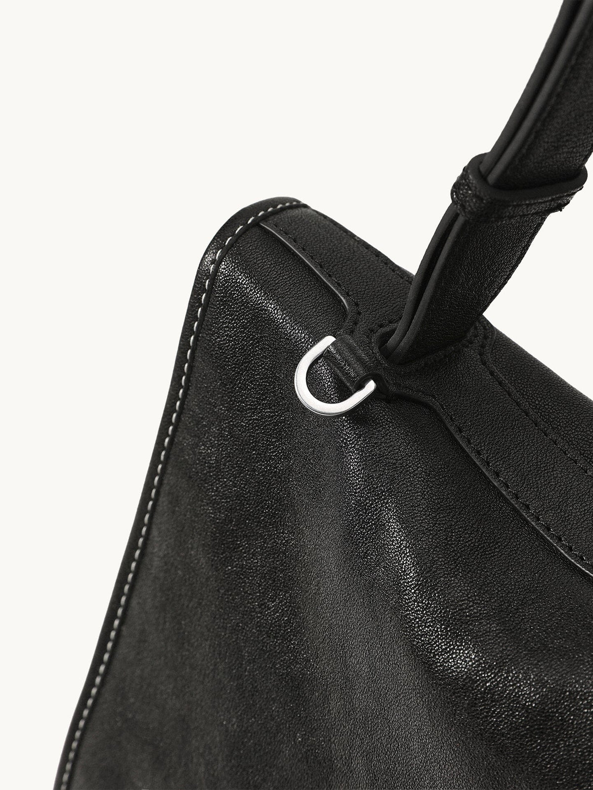 Songmont Medium Shan Messenger Bag Onyx - D-ring and strap attachment
