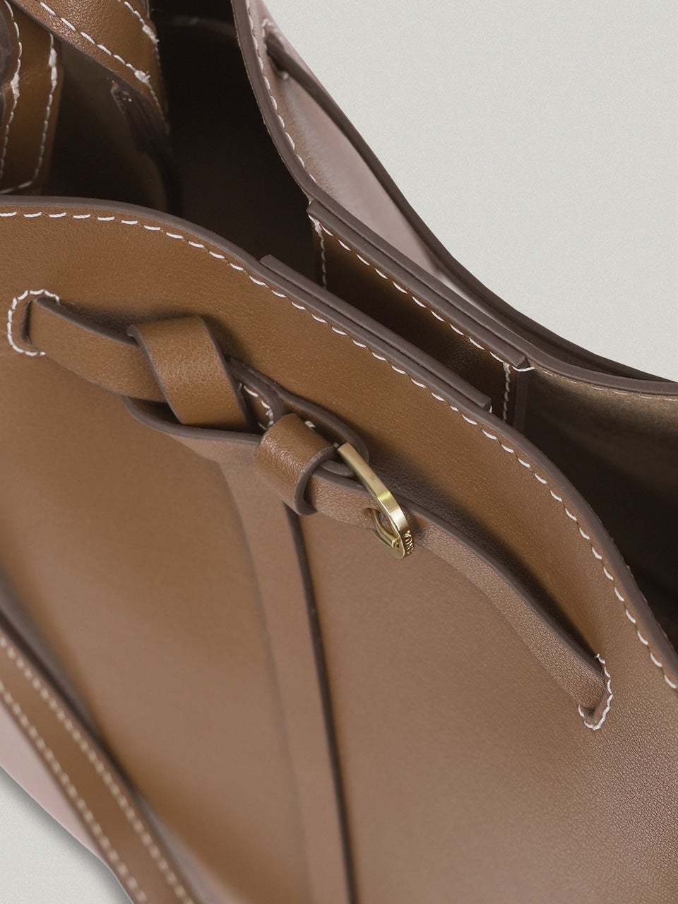 FOLNUA Mini Anthos Bag Almond - Stitch - snap detail
