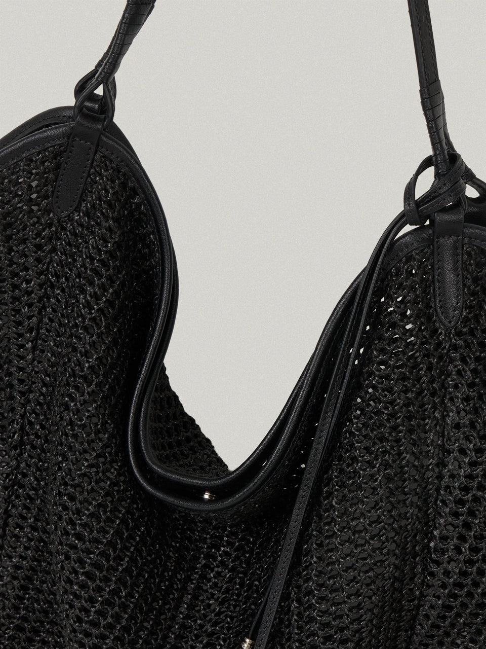 FOLNUA Aria Bag Black Lapia handle detail