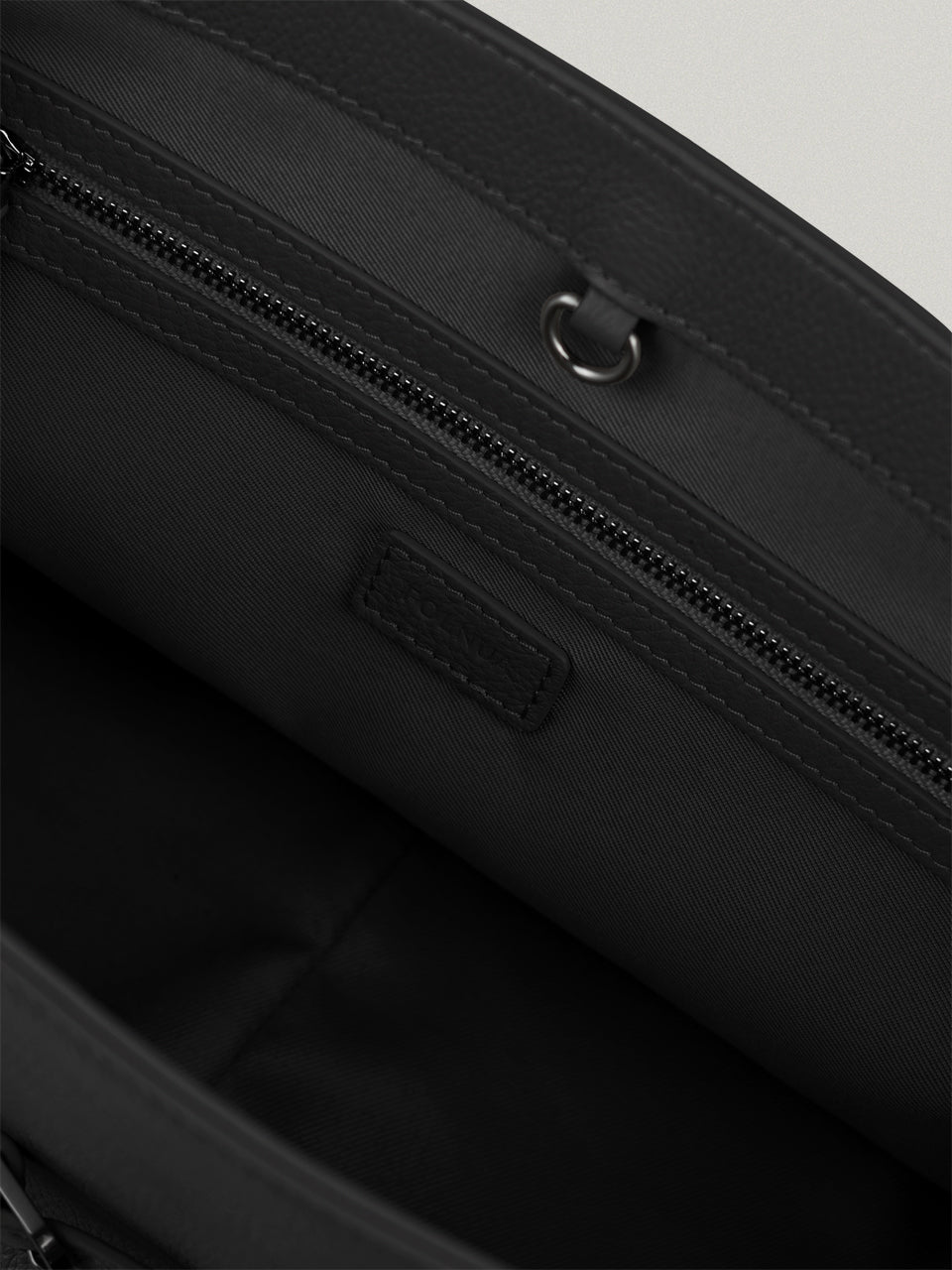 FOLNUA Havi Bag Black strap detail