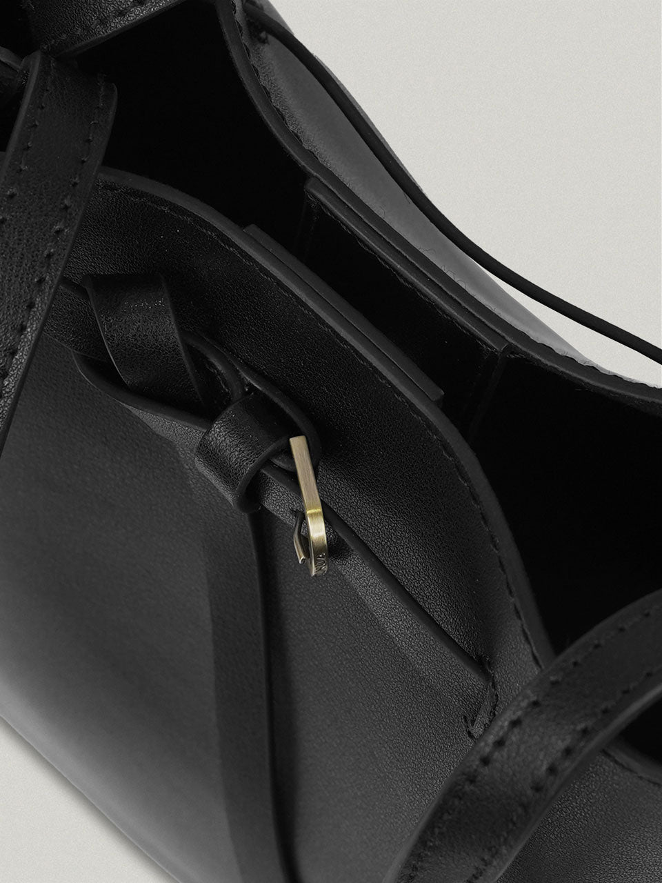FOLNUA Mini Anthos Bag Black - hardware detail
