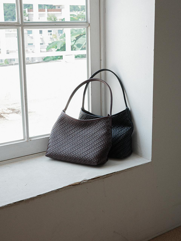 MONOROW Vena Bag in Black and Plum Brown woven leather