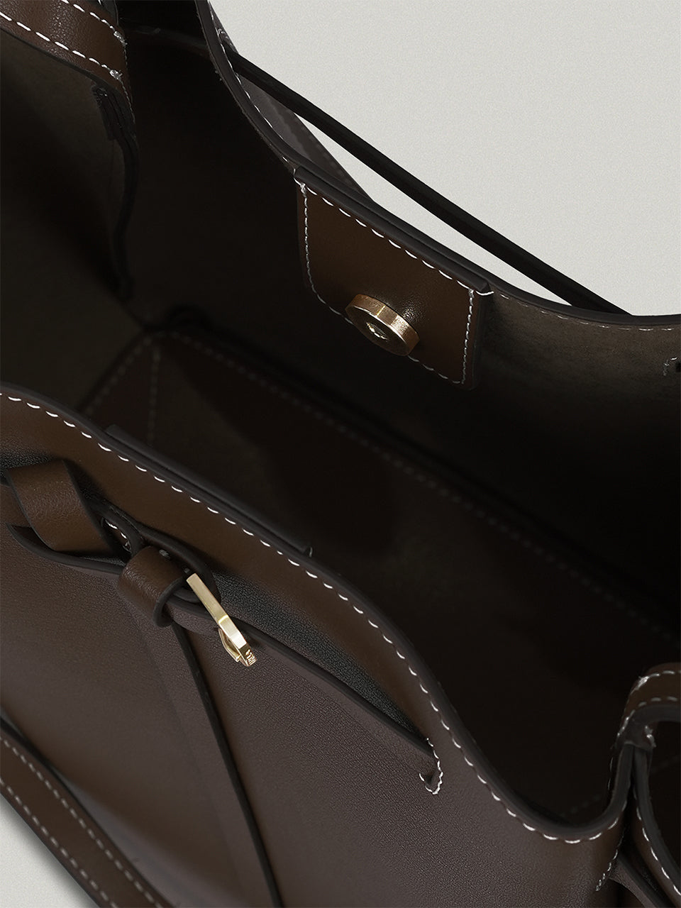 FOLNUA Mini Anthos Bag Cocoa - Stitch - snap detail