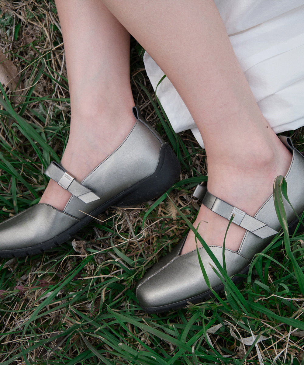Rockfish Weatherwear X MINJUKIM Bliss Ribbon Sneakers Charcoal, worn on grass