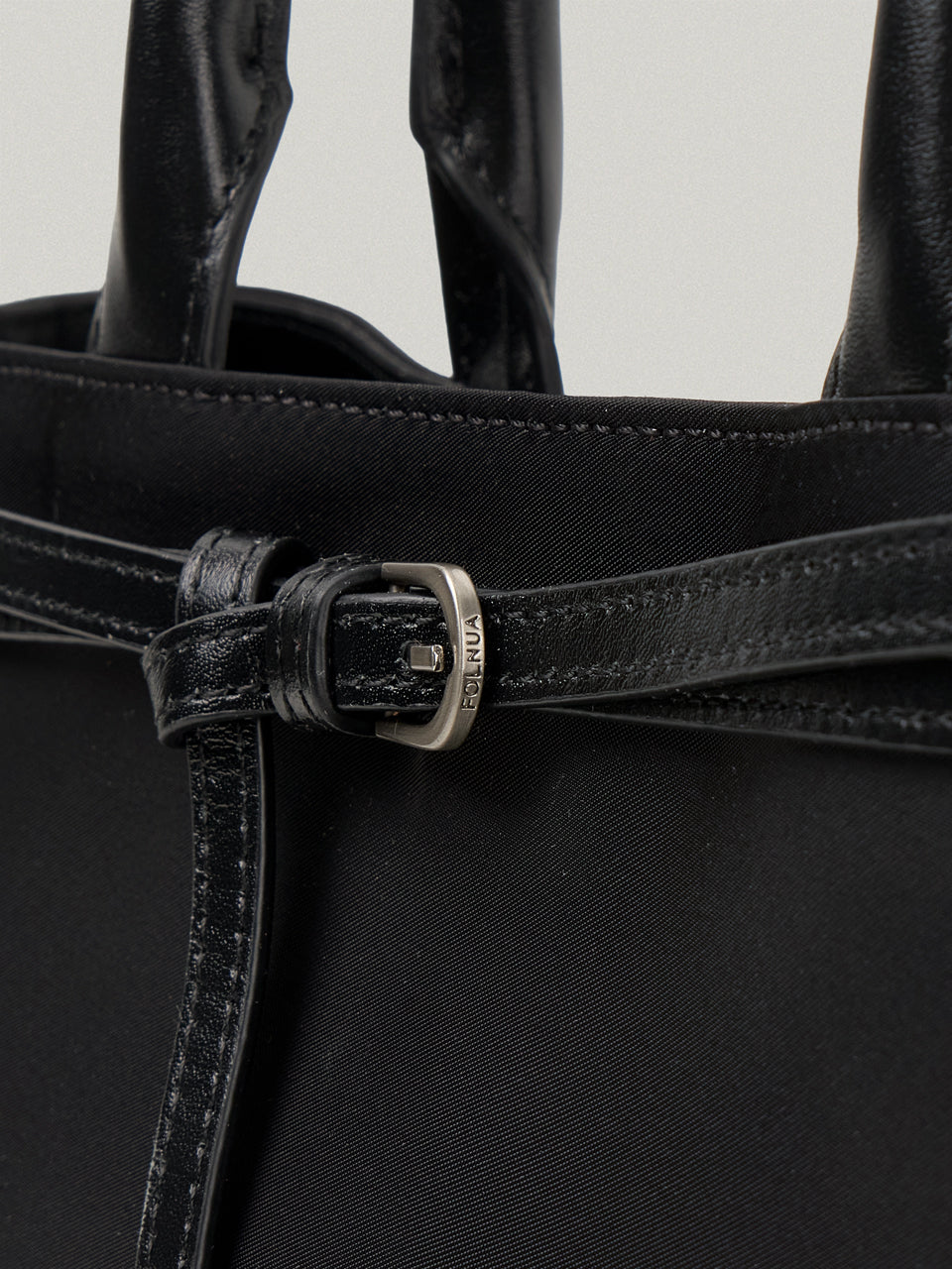 FOLNUA Sierra Bag Nylon Black worn shoulder carry