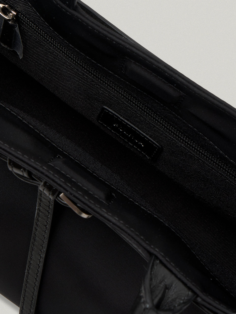 FOLNUA Sierra Bag Nylon Black hardware close-up