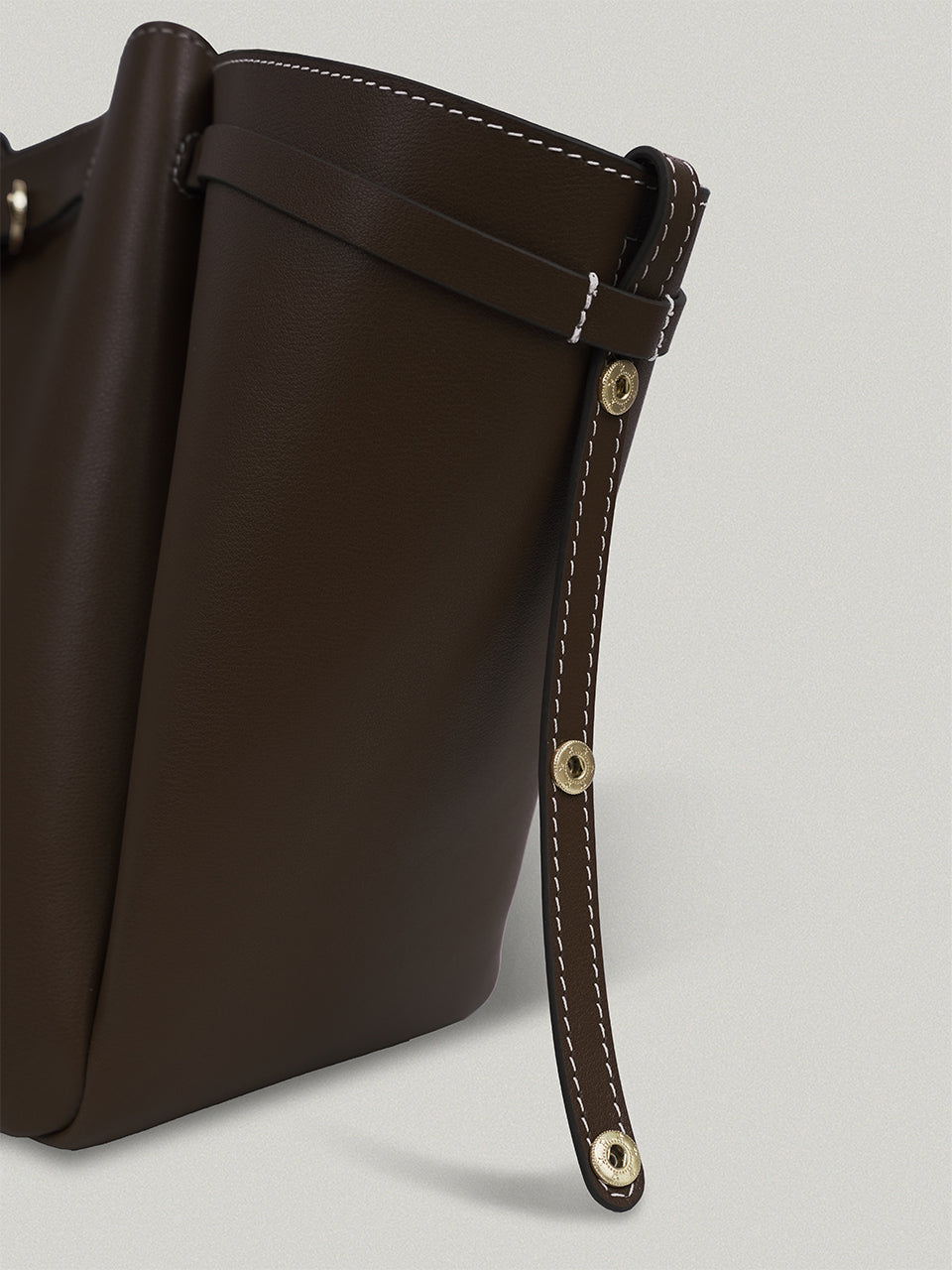 FOLNUA Mini Anthos Bag Cocoa - Stitch - styled shot