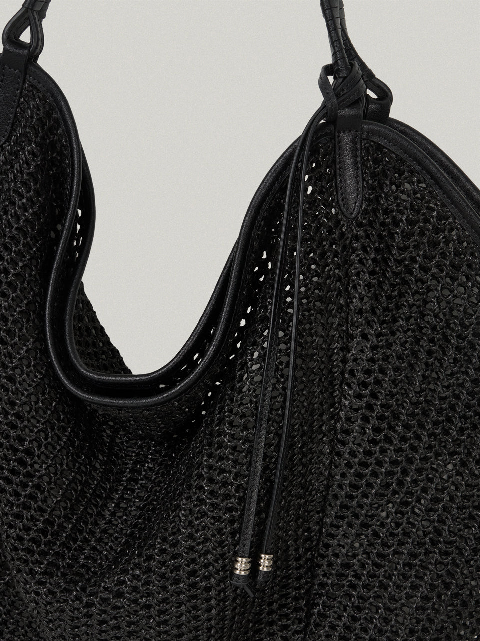 FOLNUA Aria Bag Black Lapia worn shoulder carry