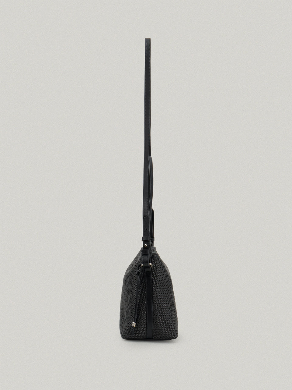 FOLNUA Dua Flap Bag Black Lapia worn shoulder carry