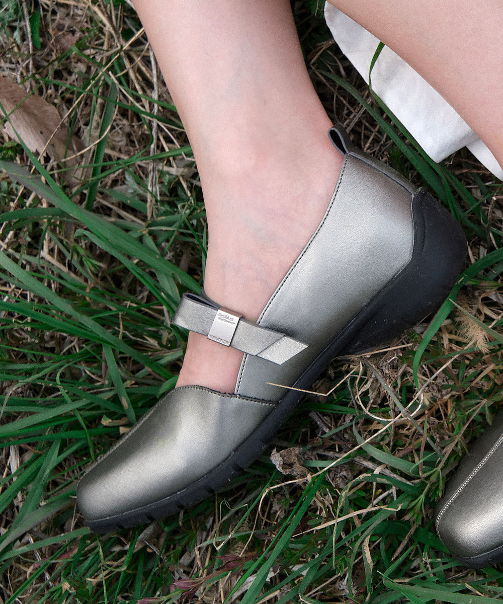 Rockfish Weatherwear X MINJUKIM Bliss Ribbon Sneakers Charcoal, worn on grass, side view