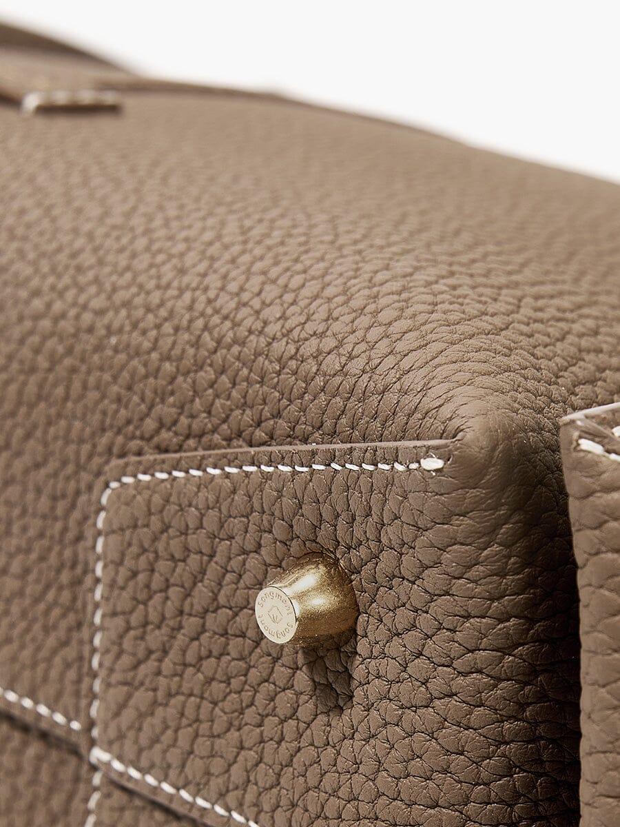 Songmont Drippy Roof Bag Taupe - metal foot and stitching close-up