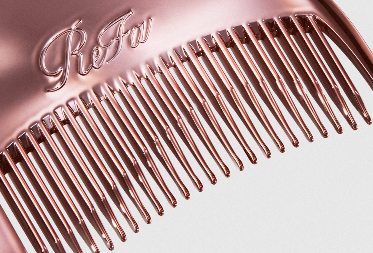 ReFa HEART NEW LOOK Rose Gold comb teeth and logo closeup