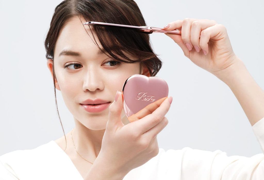 ReFa Heart Mirror reflective glass detail