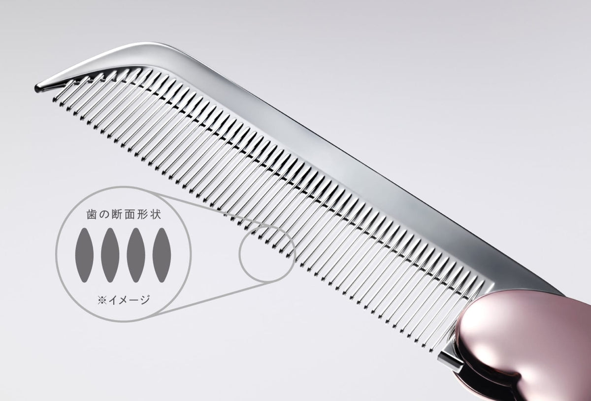 ReFa AIRA MIRROR COMB closeup of the polished comb teeth with tooth shape note