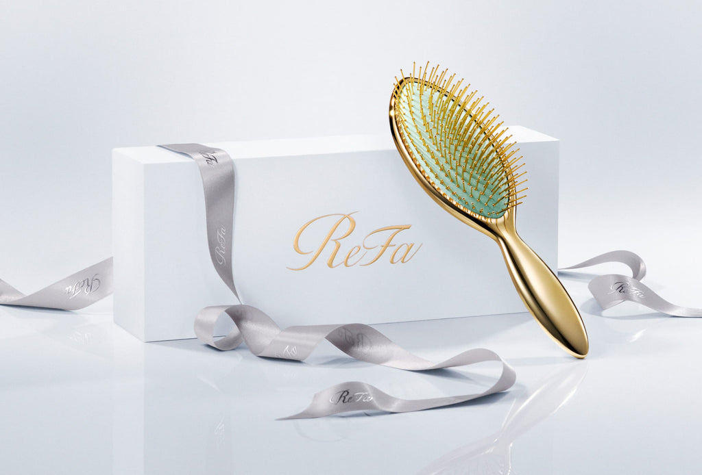 ReFa AURA gift presentation