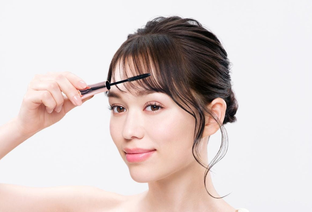ReFa AIRA POINT KEEP smoothing bangs with the wand