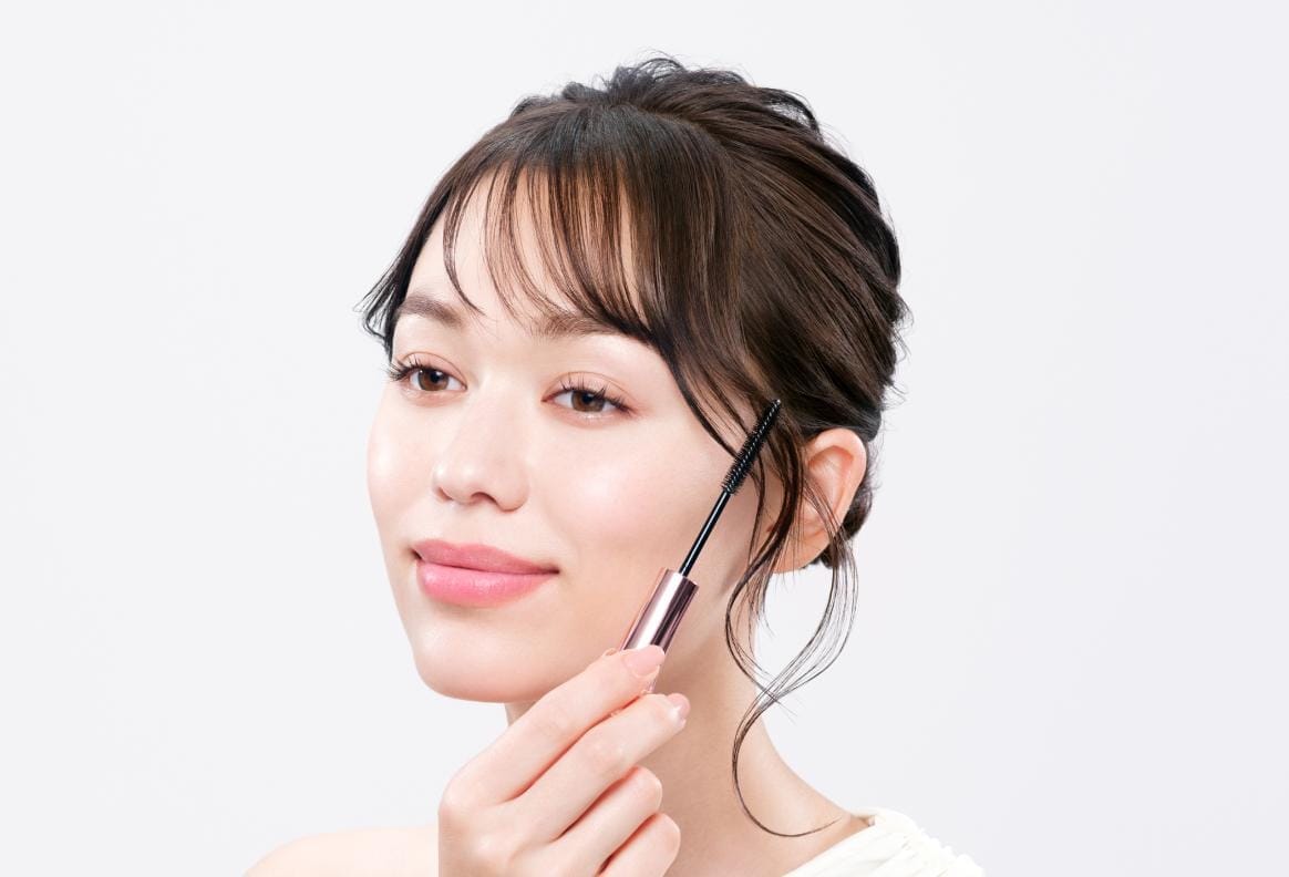 ReFa AIRA POINT KEEP smoothing a side strand with the wand