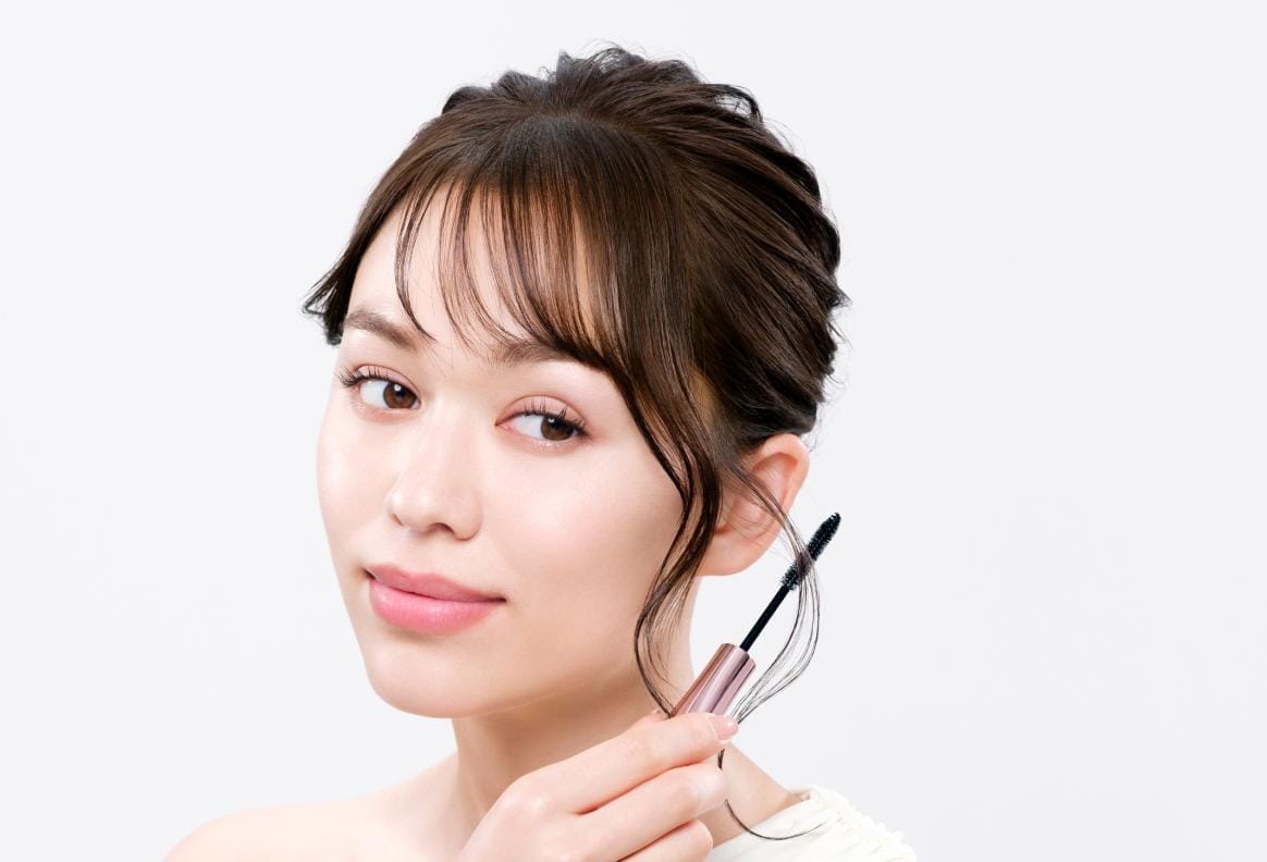 ReFa AIRA POINT KEEP smoothing loose hair behind the ear