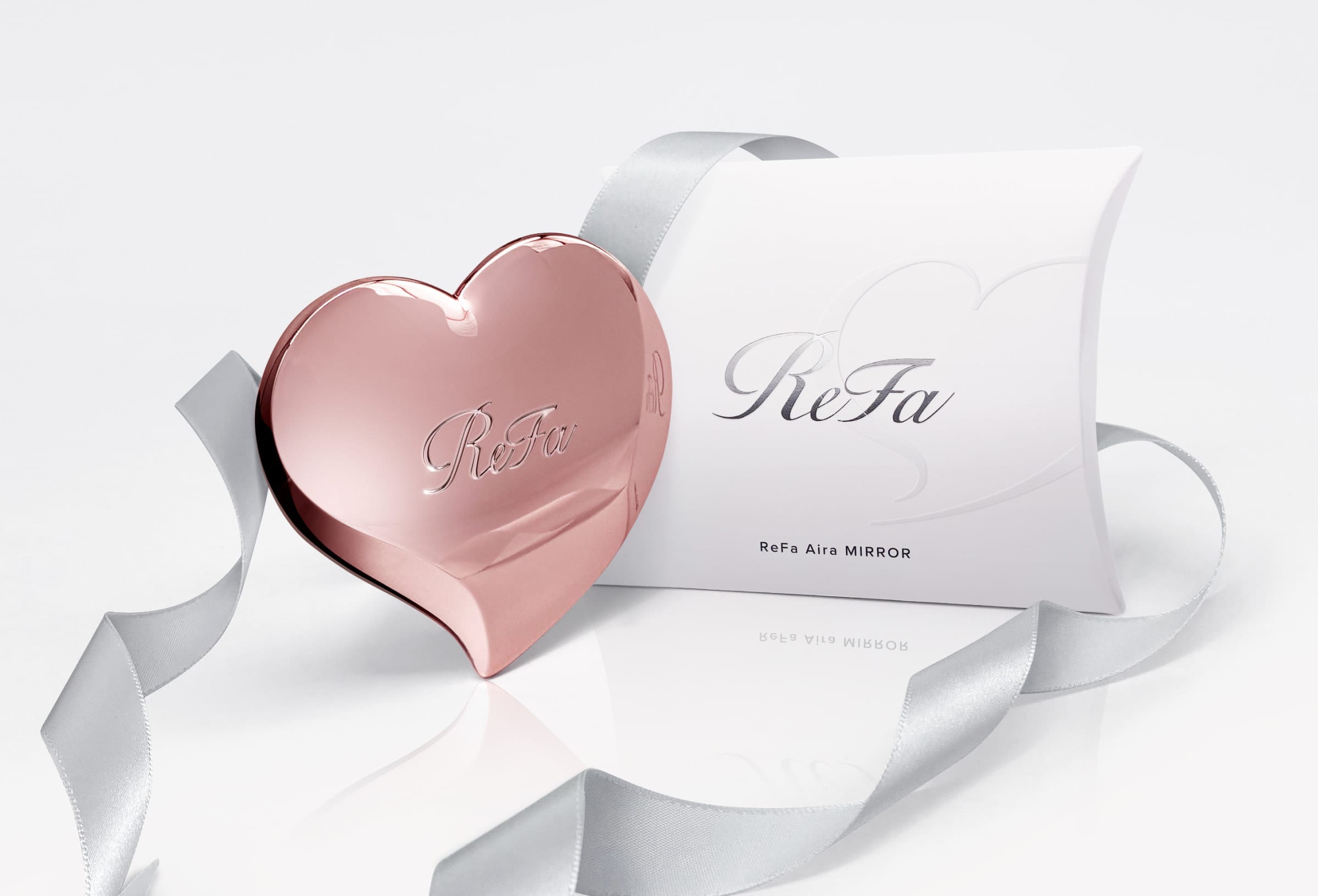 ReFa Heart Mirror glass clarity and design detail