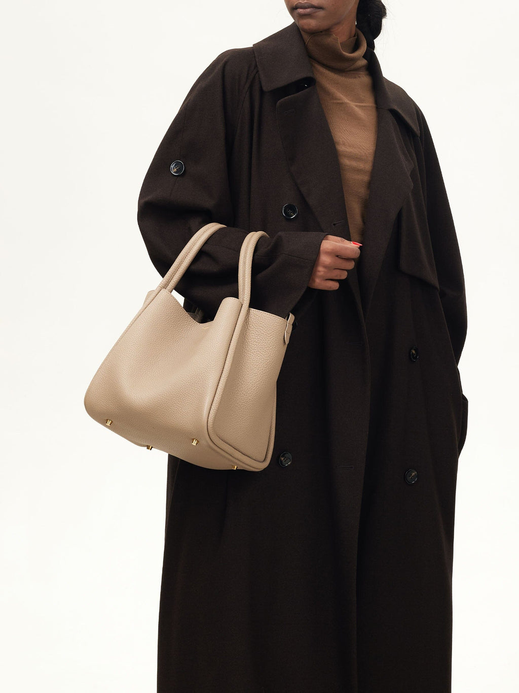 Songmont Large Song Bag Cream Apricot - carried close-up
