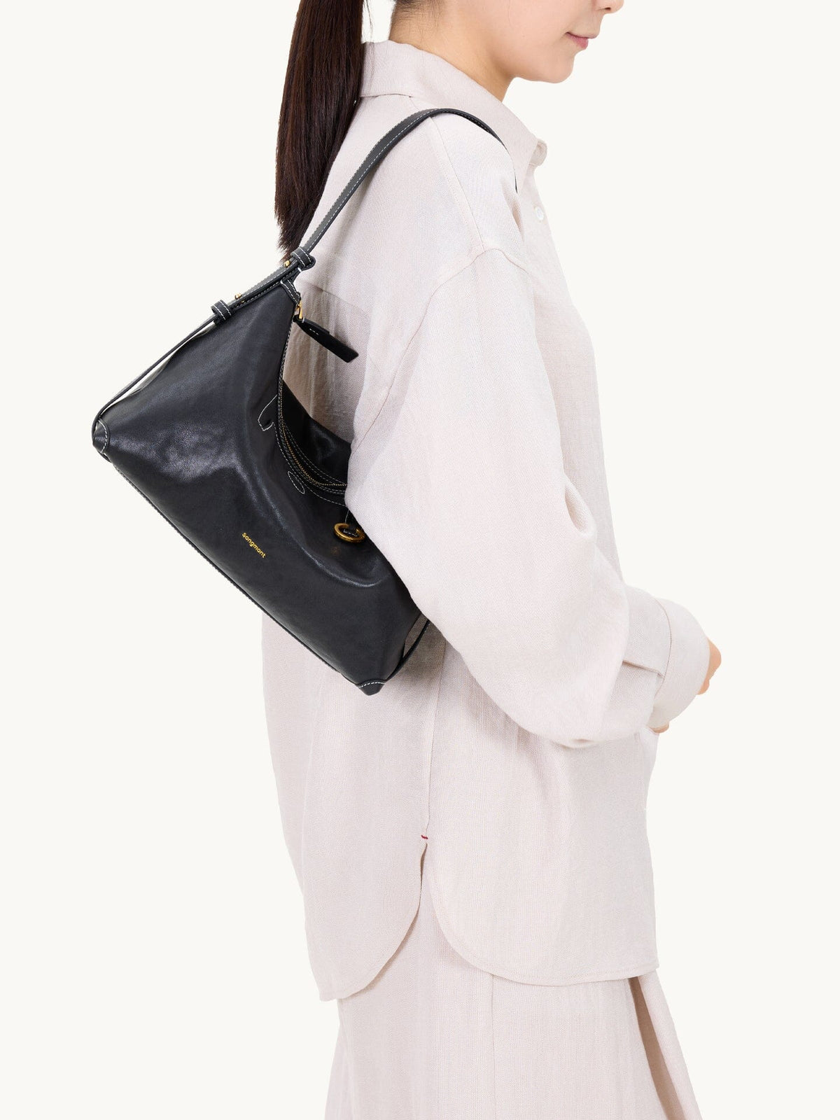 Songmont Large Yore Hobo Bag Onyx - worn on the shoulder, close side view