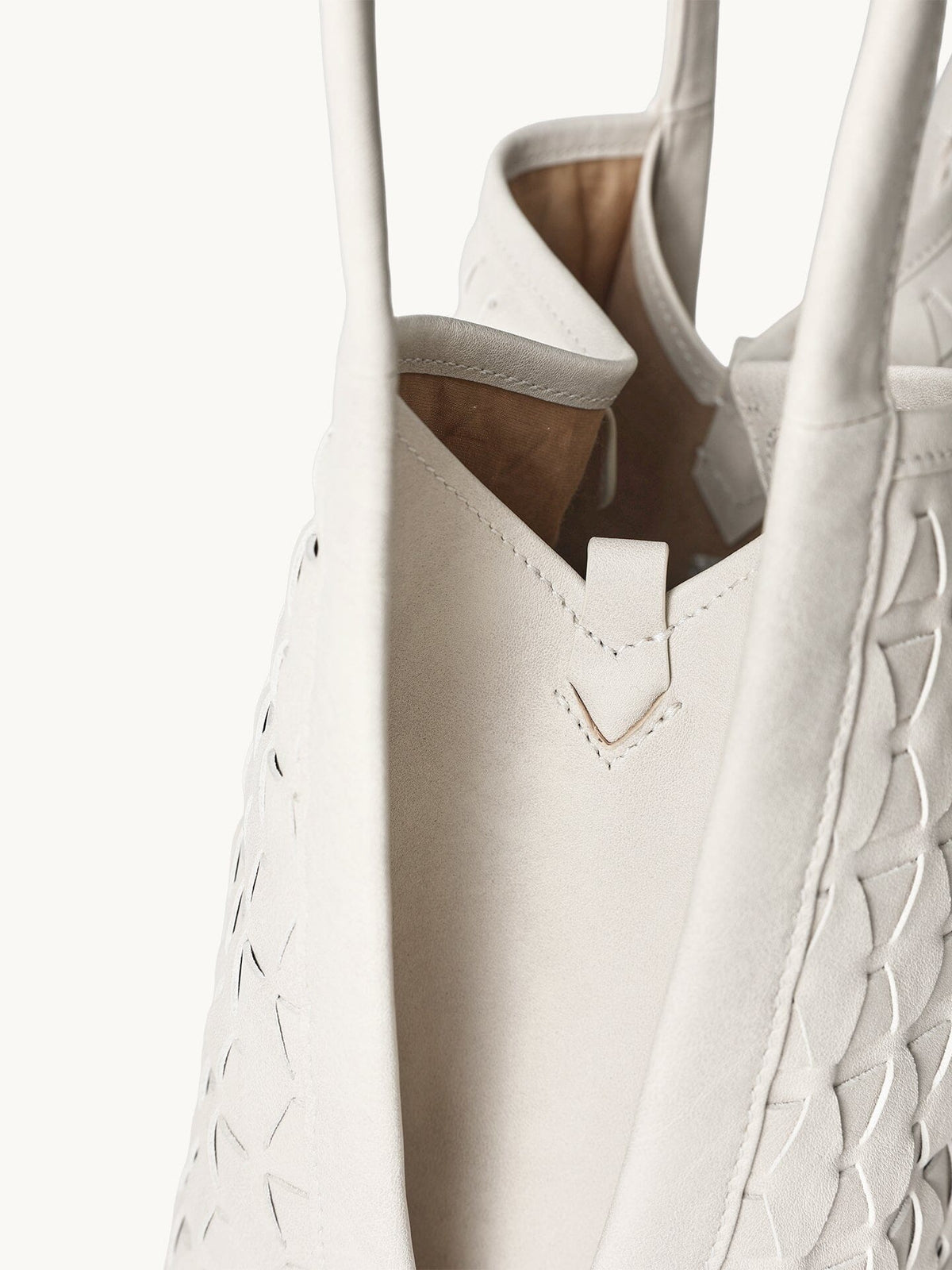 Songmont Lattice Bucket Bag Cloud - handle and interior detail