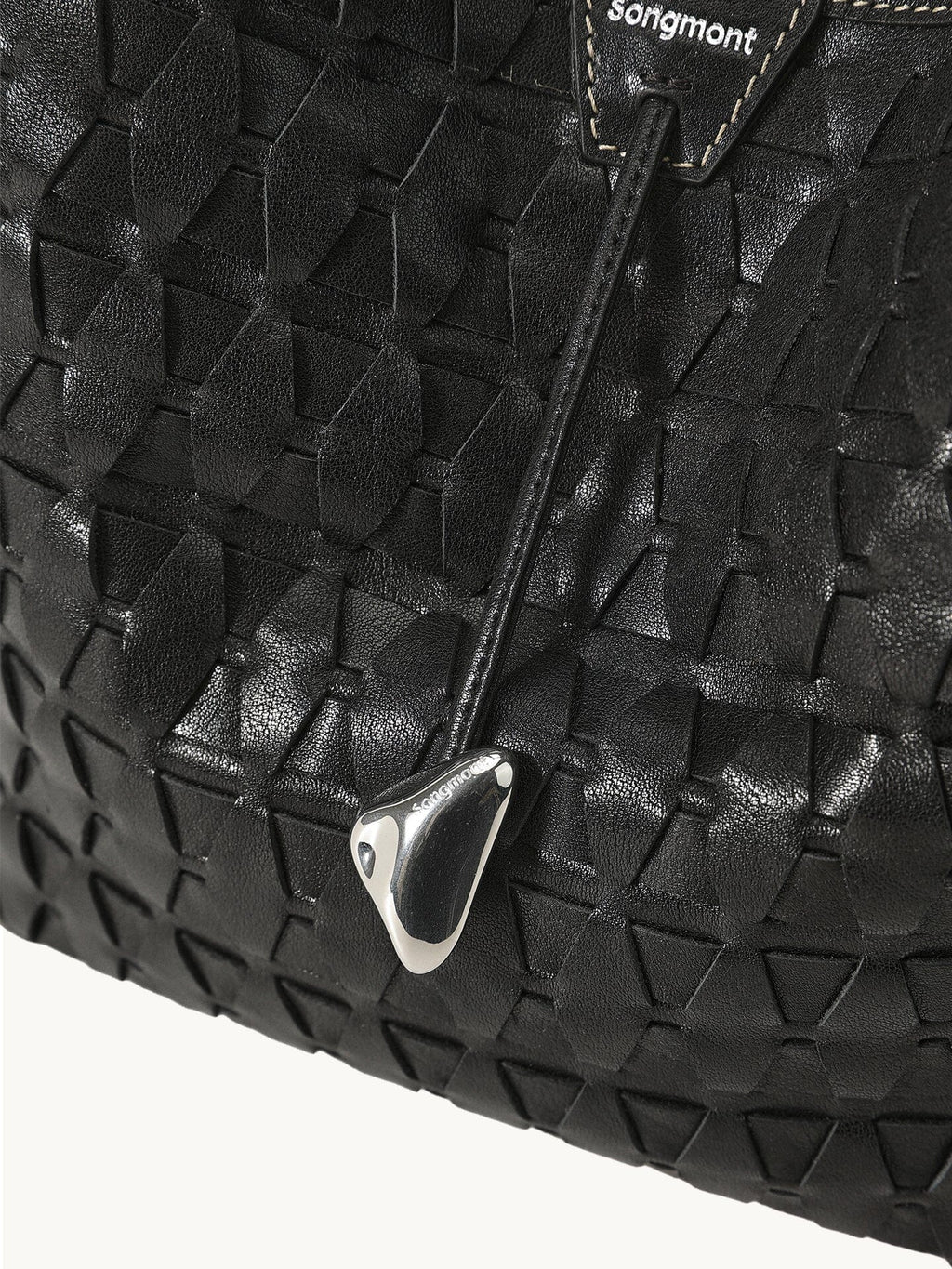 Songmont Lattice Bucket Bag Onyx - teardrop pull close-up