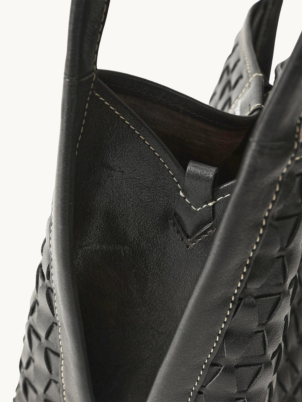 Songmont Lattice Bucket Bag Onyx - handle and interior detail