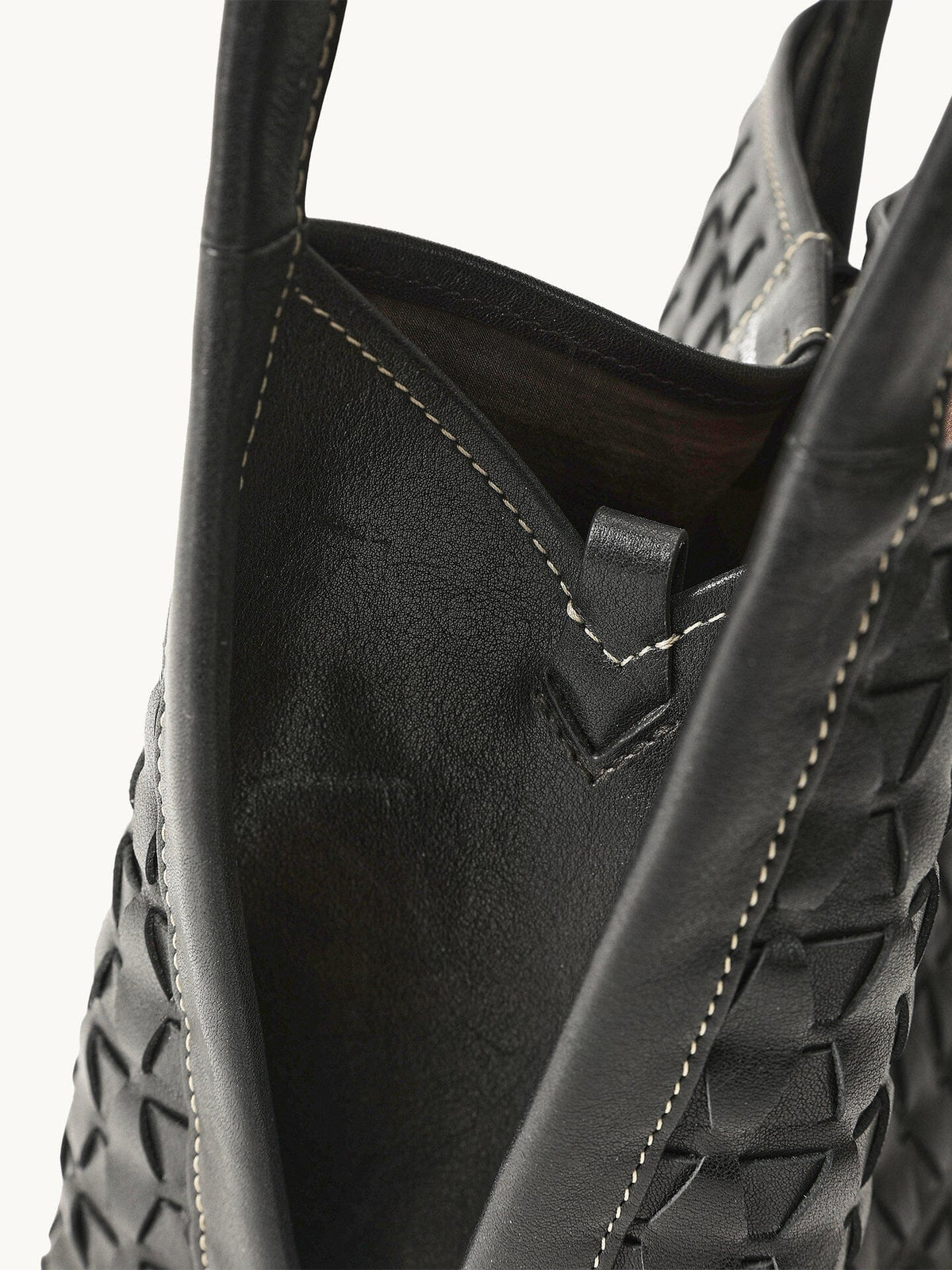 Songmont Lattice Bucket Bag Onyx - handle and interior detail