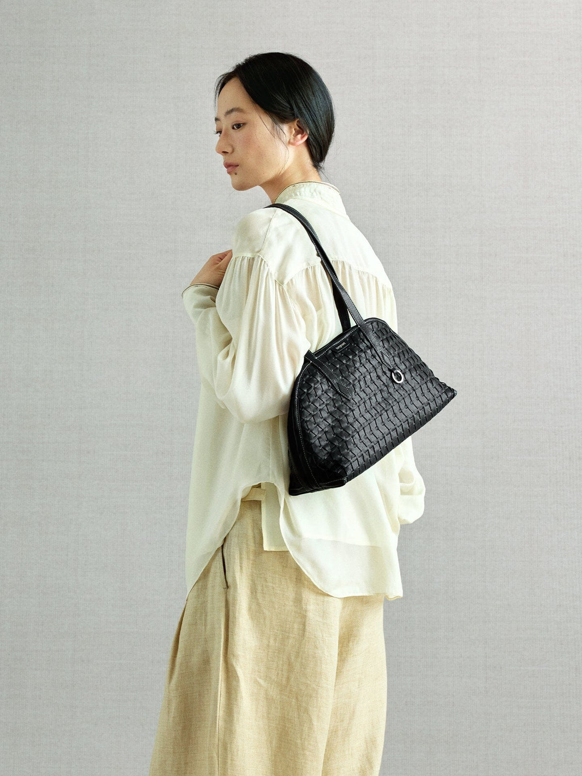 Songmont Lattice Shellseeker Bag Onyx - worn on the shoulder