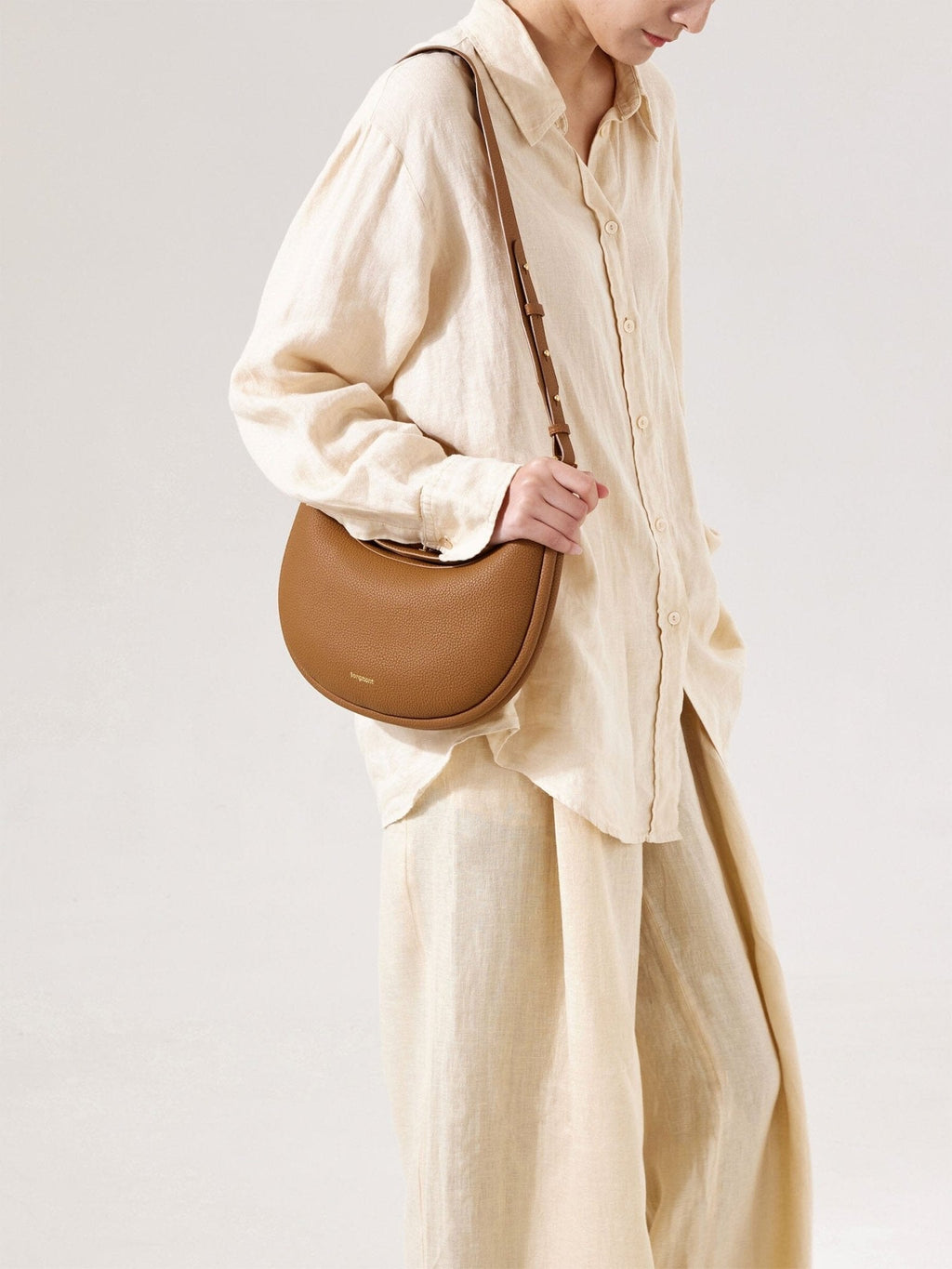 Songmont Luna Bag Mocha - worn on the shoulder